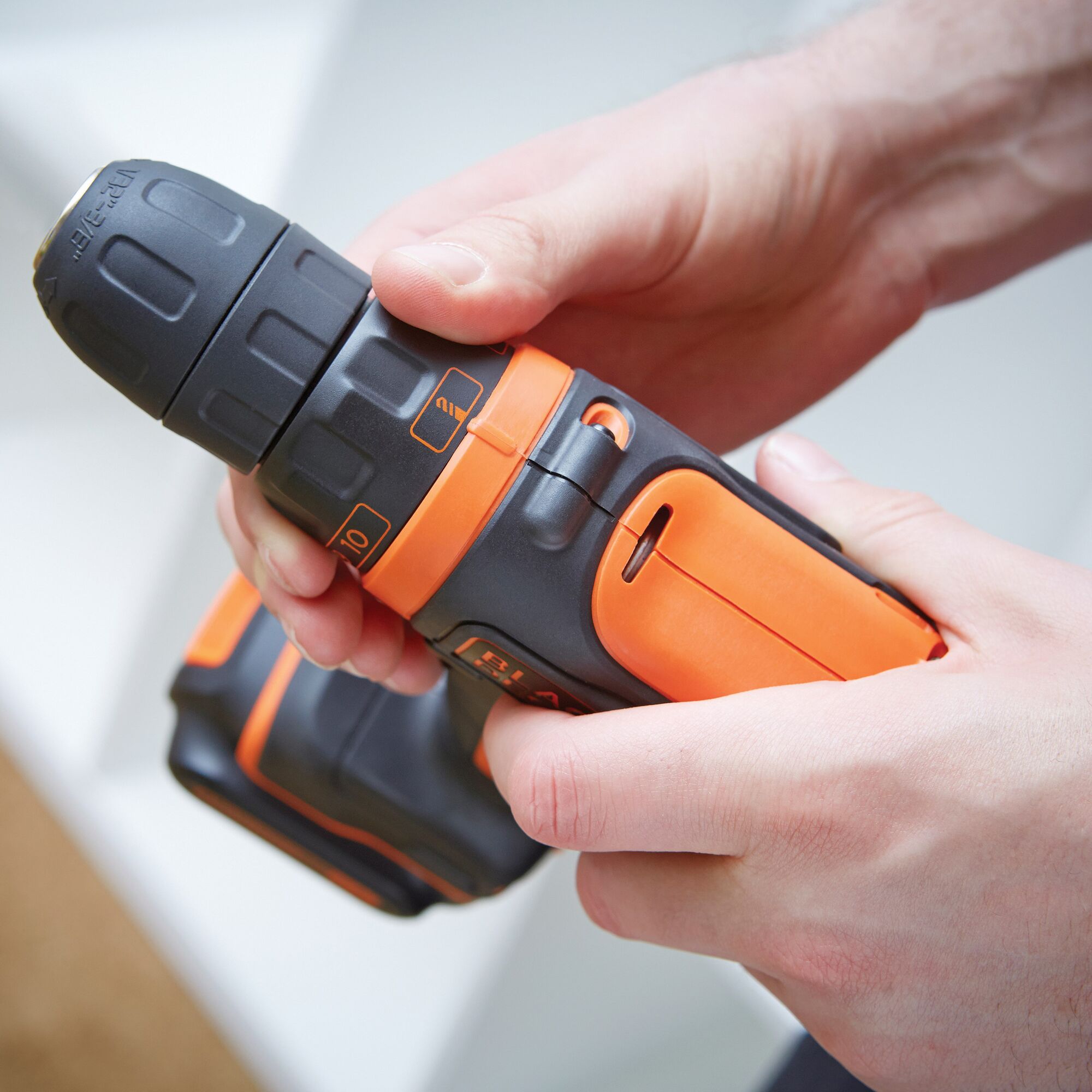 Black & decker Perceuse Visseuse sans fil 10,8V + Batterie lithium 1,5Ah  Black + Decker BDCDD12 + Chargeur