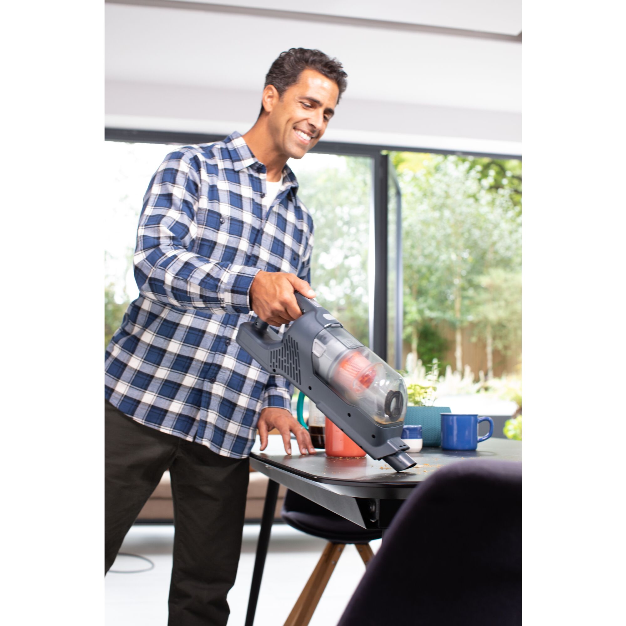 18V 2-in-1 Stick Vacuum With Integral 2Ah Battery | BLACK+DECKER