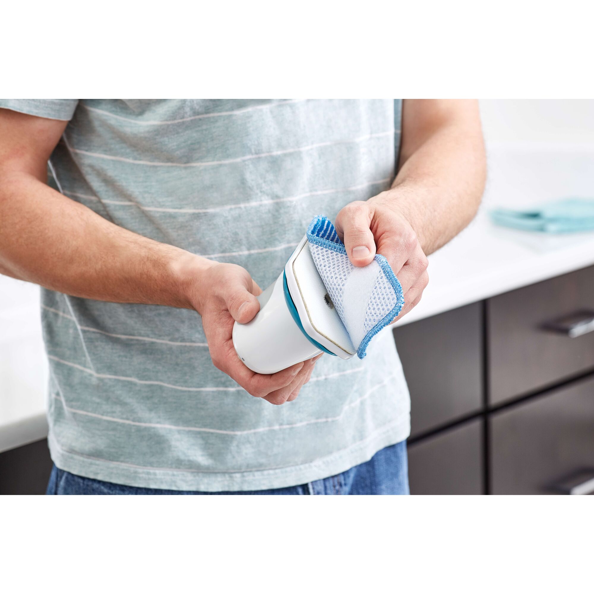 BLACKDECKER BHPC220 handheld cleaner with removable blue cleaning pad