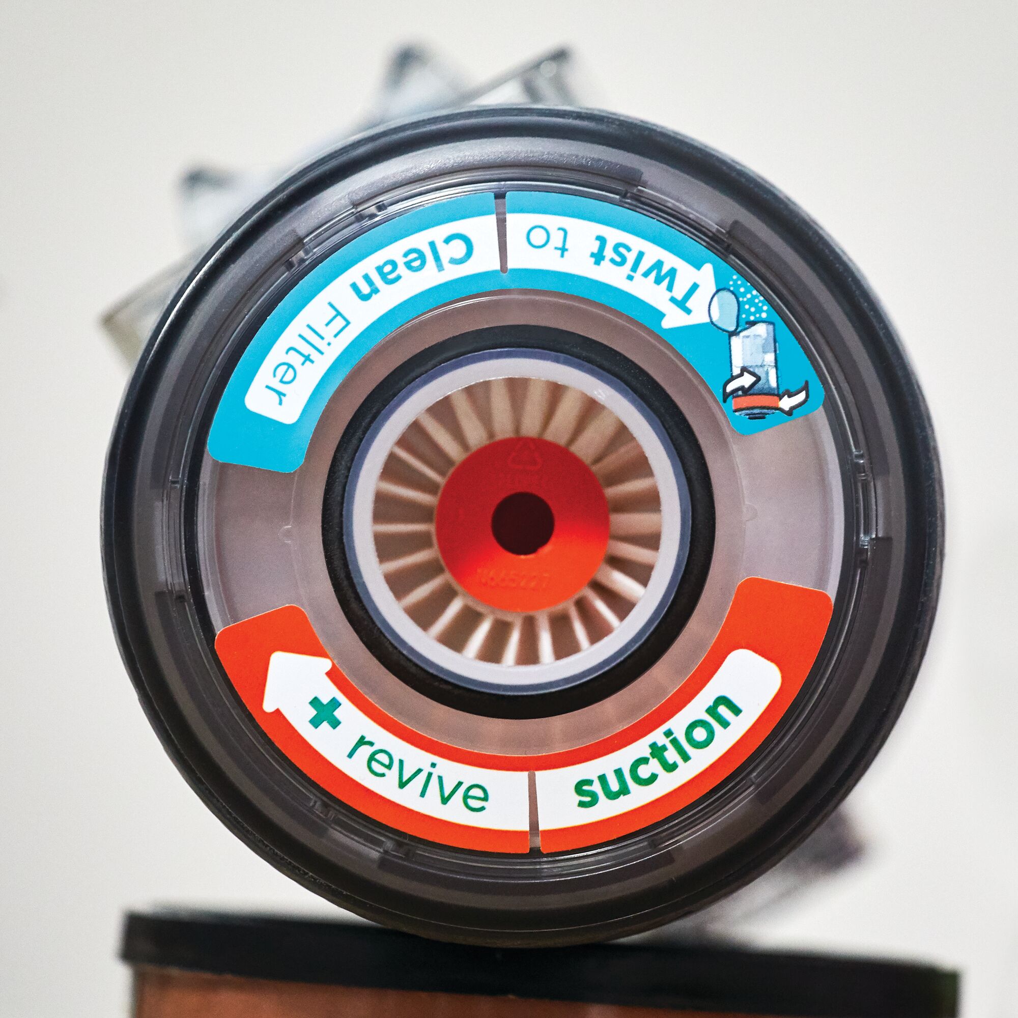 BLACKDECKER BSV2020G vacuum filter close-up, showing twist to clean and revive suction instructions.
