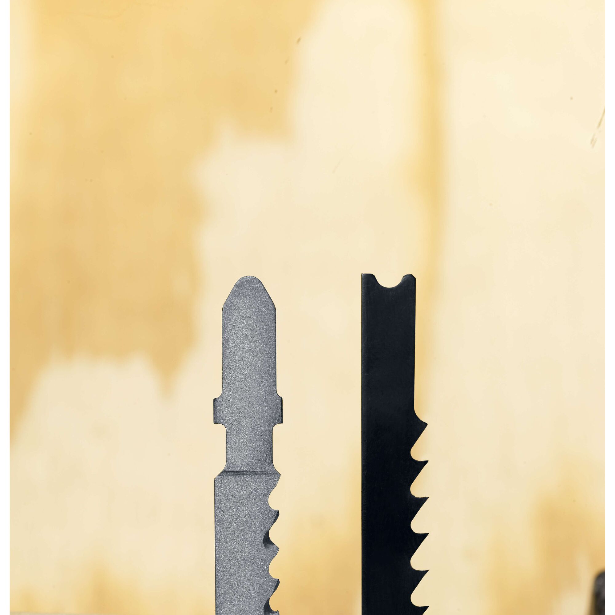BLACKDECKER CHS6000 jigsaw blades, close-up of two different blade types against a beige background.