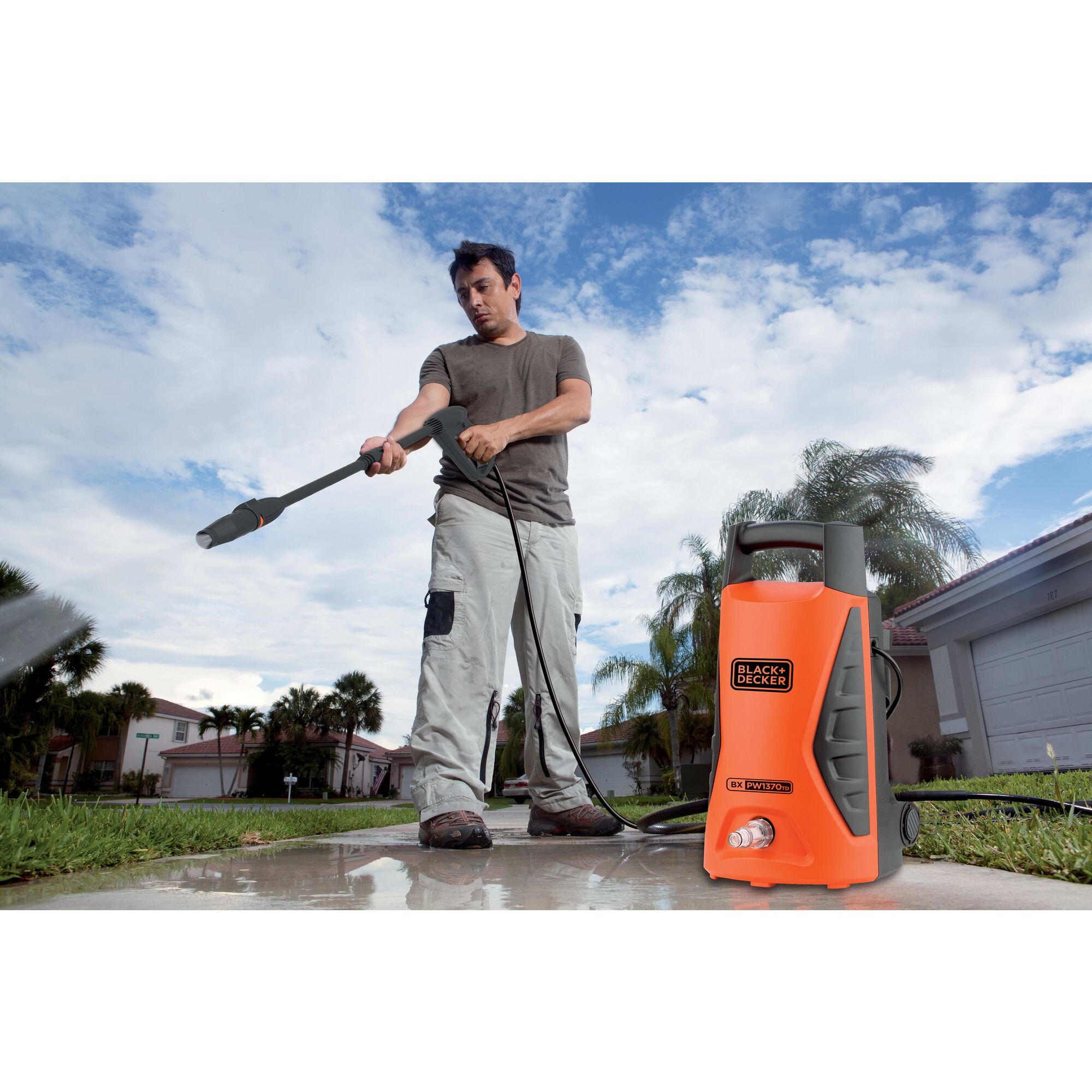 BLACK+DECKER 高圧洗浄機 1300W ブラックアンドデッカー / コンパクト高圧洗浄機を贈るなら、多彩で高