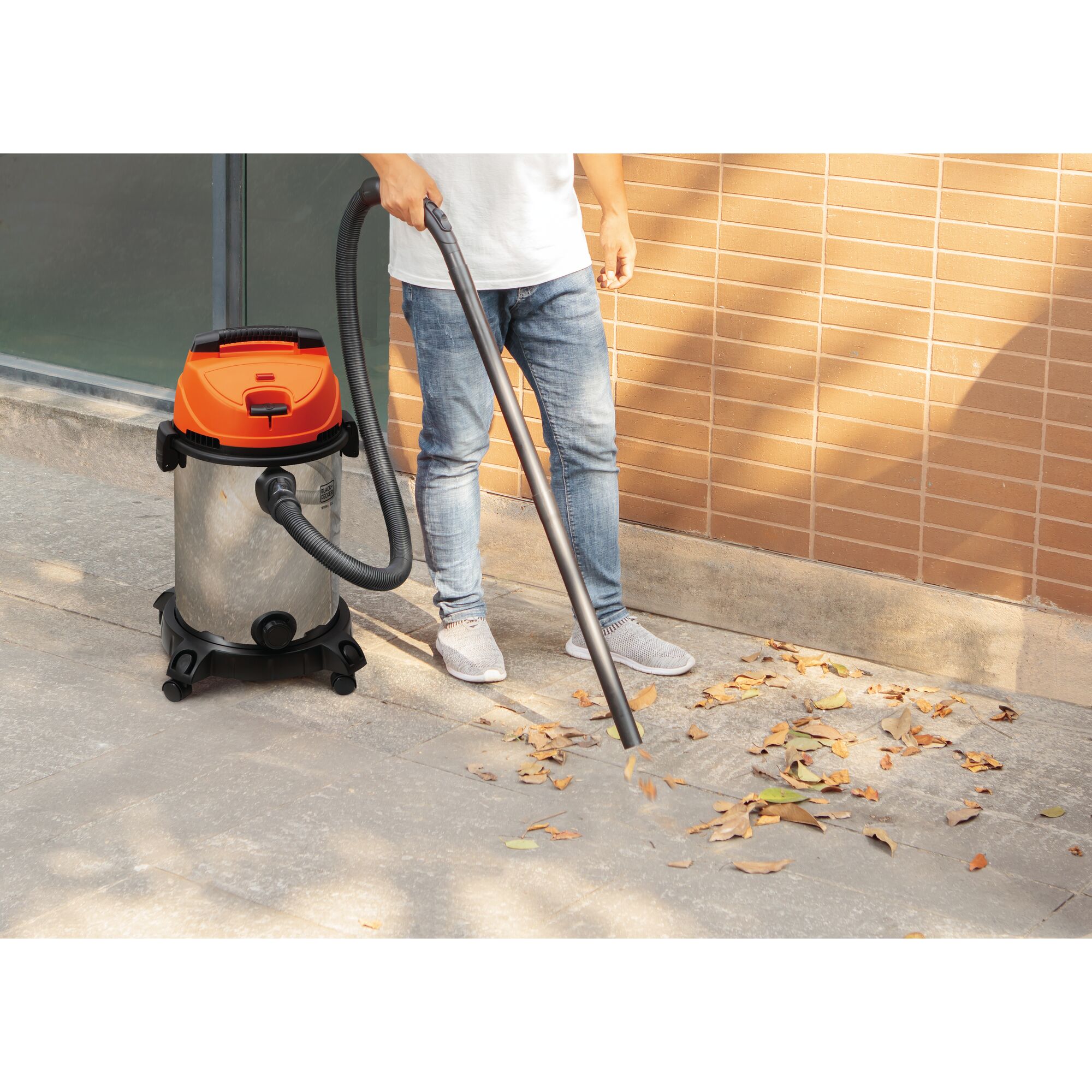 BLACKDECKER WDBDS30 wet dry vacuum cleaning outdoor leaves, stainless steel drum, photography.